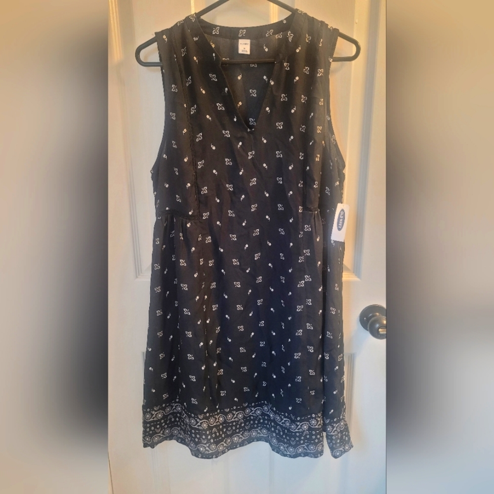 Women's Old Navy Sleeveless Dress - Black with Patterns - Size M